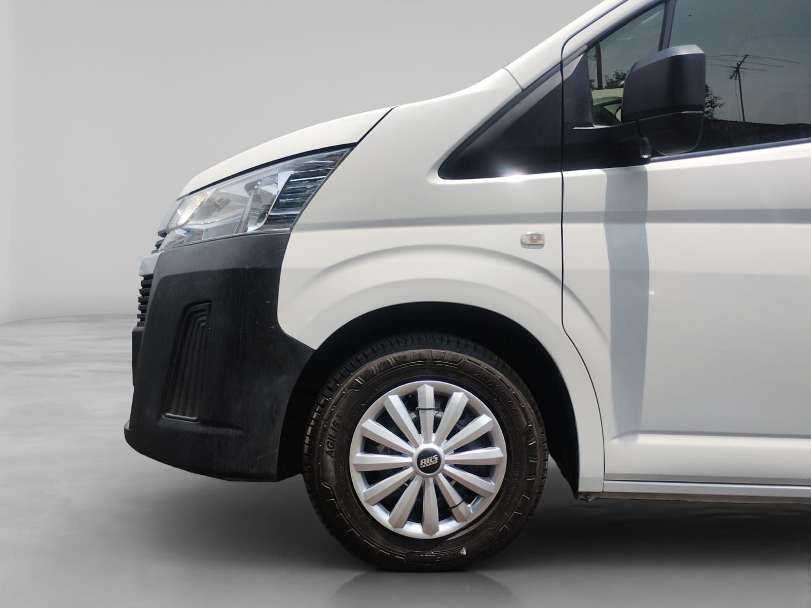 2023 Toyota HIACE 4 PTS DX SUPERLARGA TM5 CVENTANAS