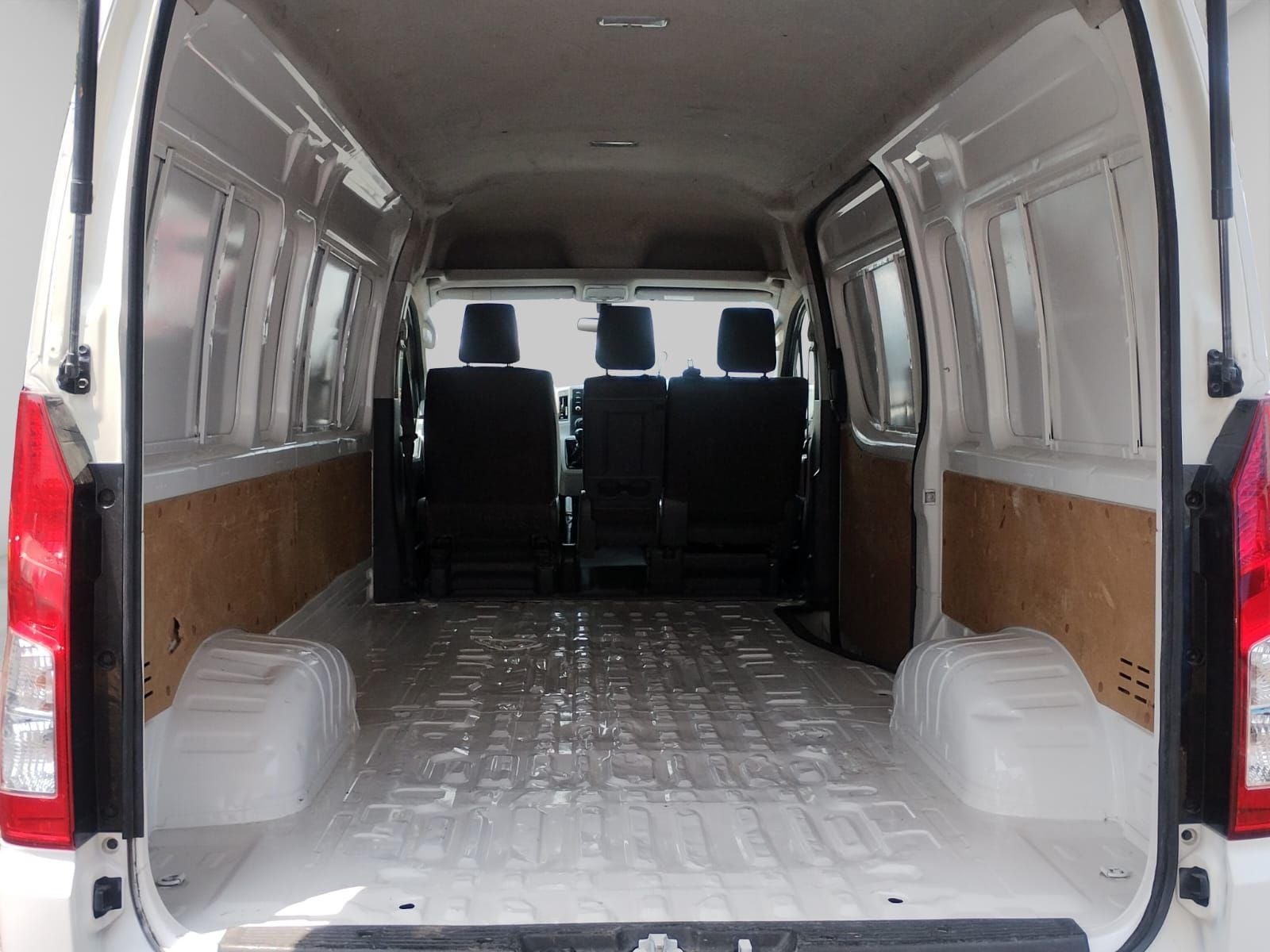 2023 Toyota HIACE 4 PTS DX SUPERLARGA TM5 CVENTANAS