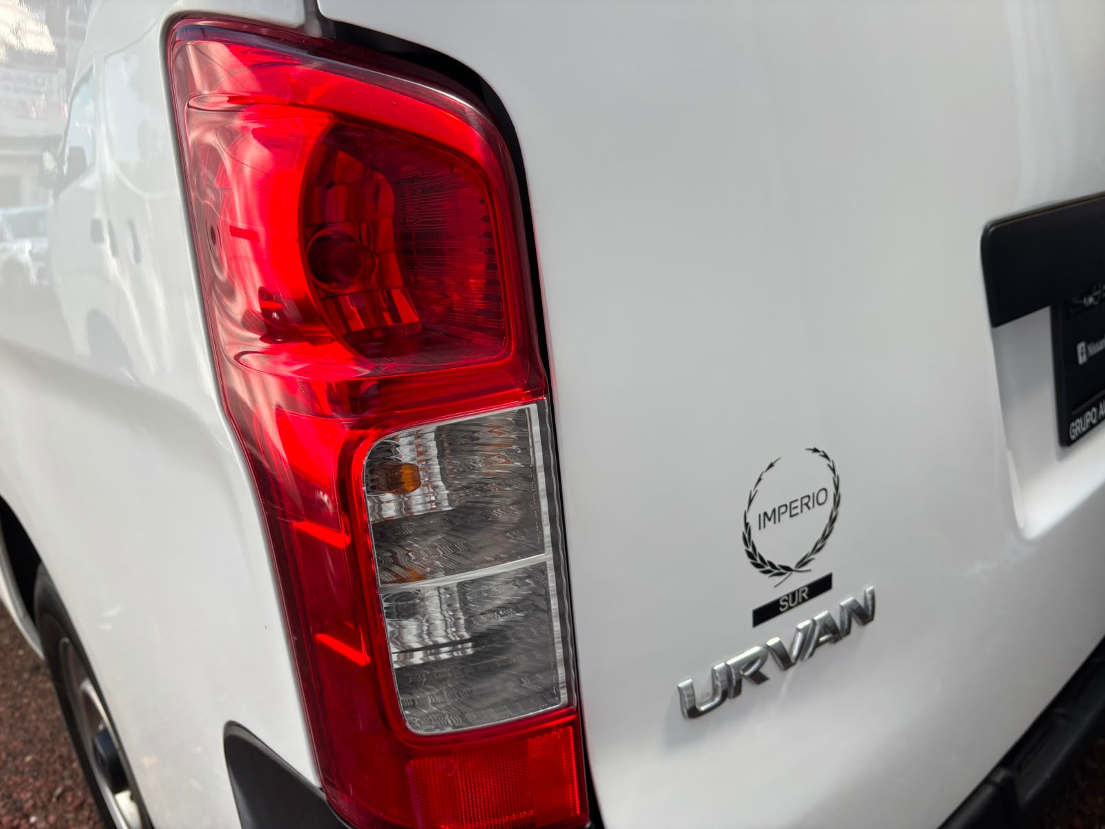 2022 Nissan URVAN 4 PTS AMPLIA TM5 AAC DESEM TRAS 15 PAS