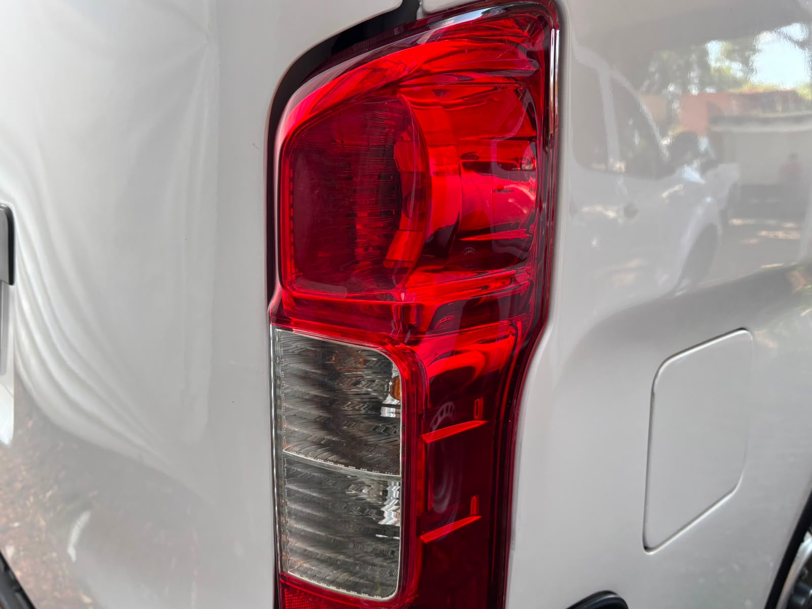 2022 Nissan URVAN 4 PTS AMPLIA TM5 AAC DESEM TRAS 15 PAS