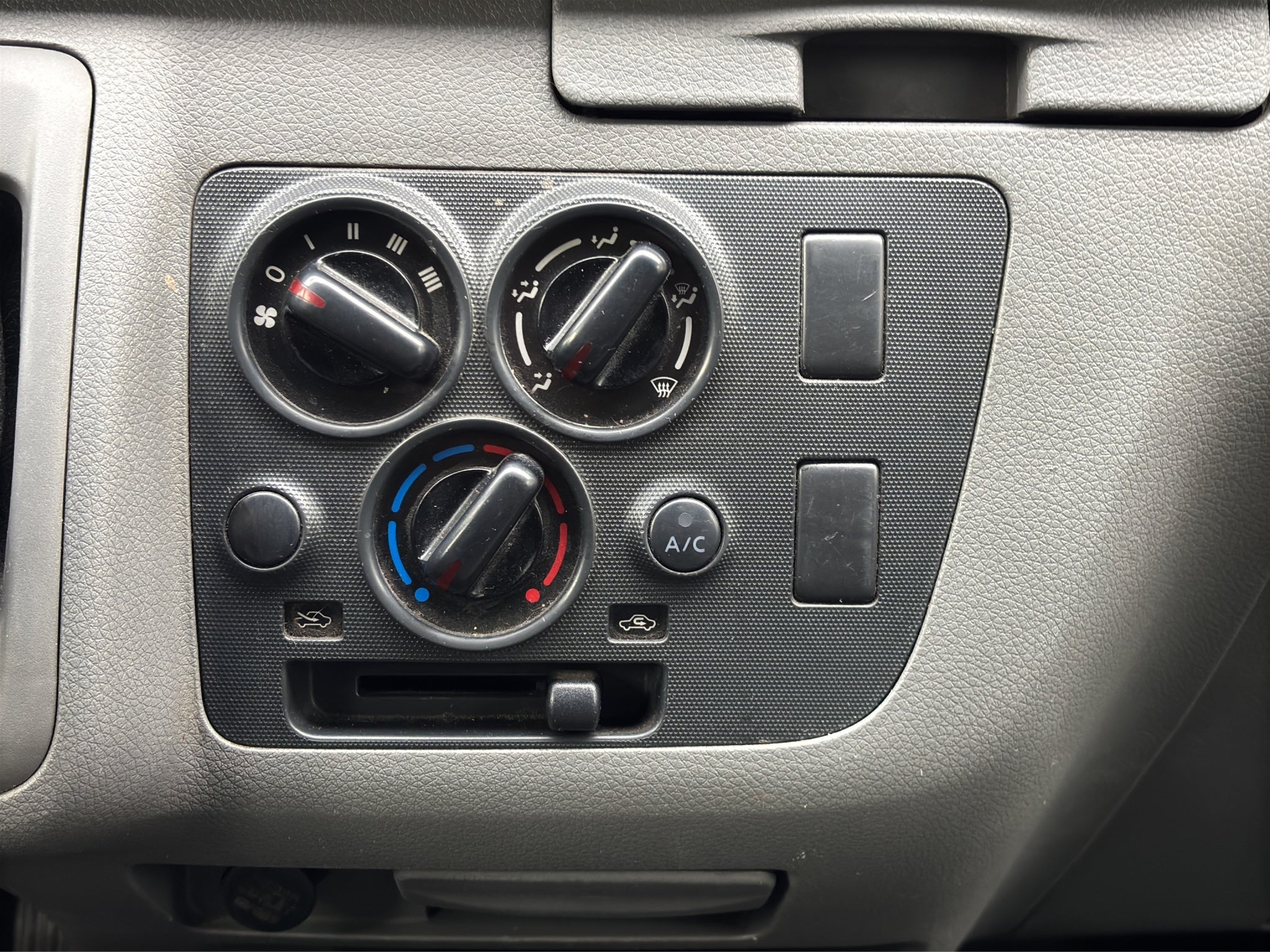 2022 Nissan URVAN 4 PTS AMPLIA TM5 AAC DESEM TRAS 15 PAS