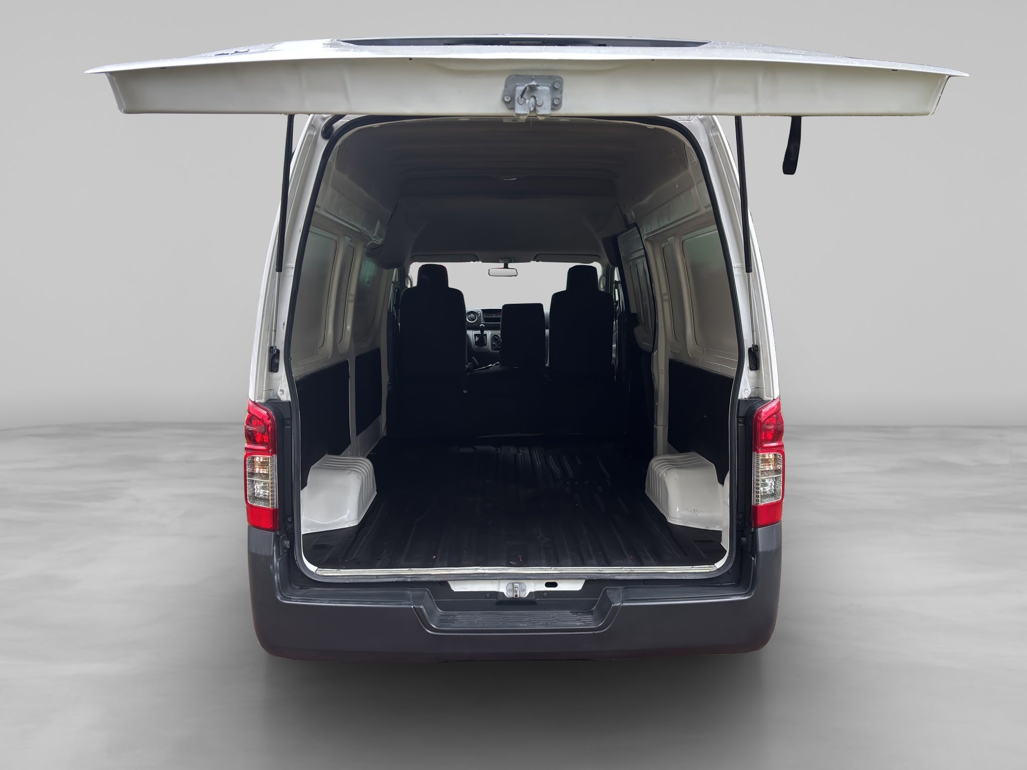 2022 Nissan URVAN 4 PTS AMPLIA TM5 AAC DESEM TRAS 15 PAS