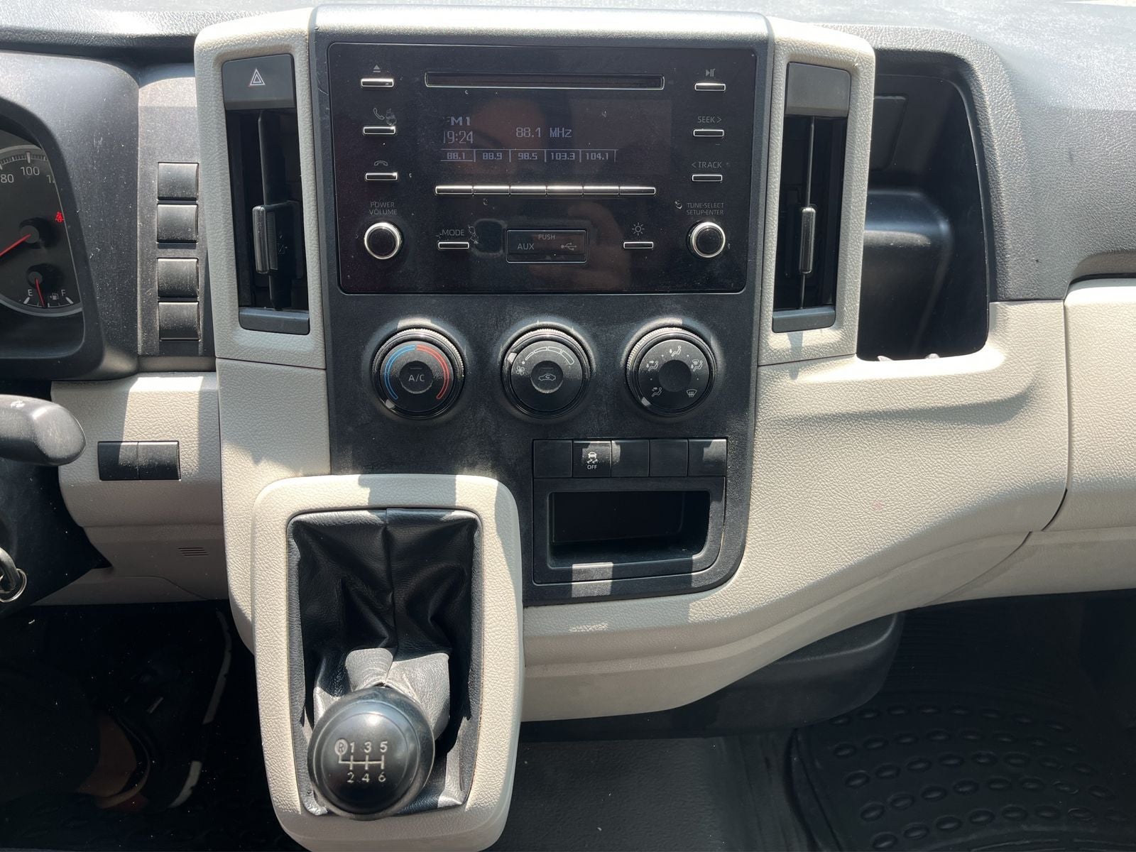 2023 Toyota HIACE 4 PTS DX SUPERLARGA TM5 CVENTANAS
